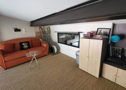 chambre_mezzanine_vue_canape_et_mobilier_35_11zon