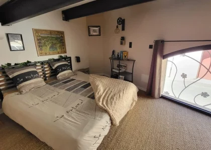 chambre_mezzanine_vue_lit_fenetre_40_11zon